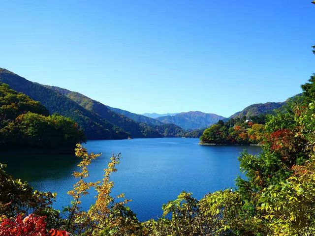奥多摩湖と山並み