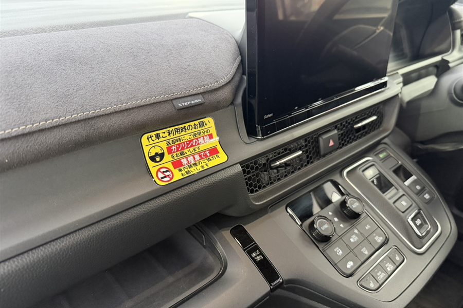 全車禁煙 — 車内の禁煙ステッカー（ステップワゴン車内）