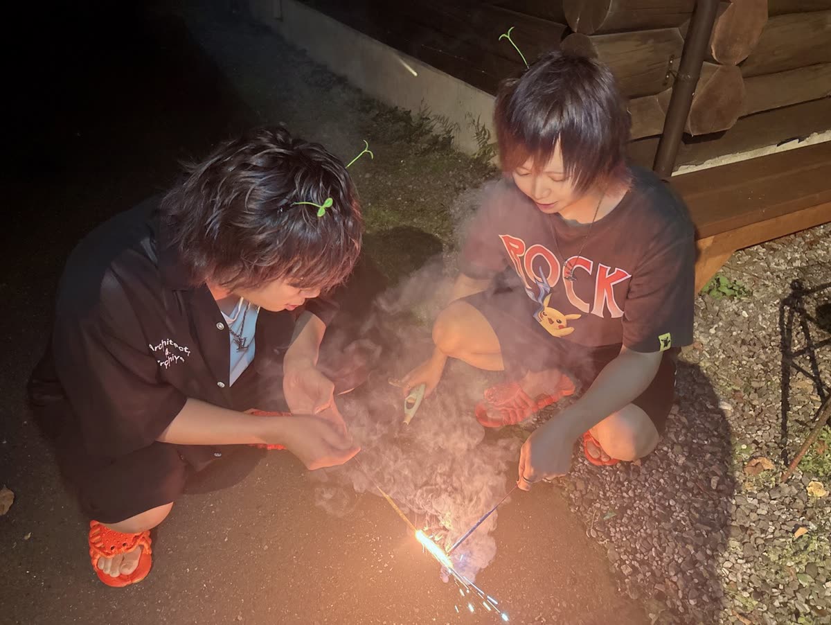 コテージ森林村の夜、手持ち花火を楽しむ様子（お客様投稿）