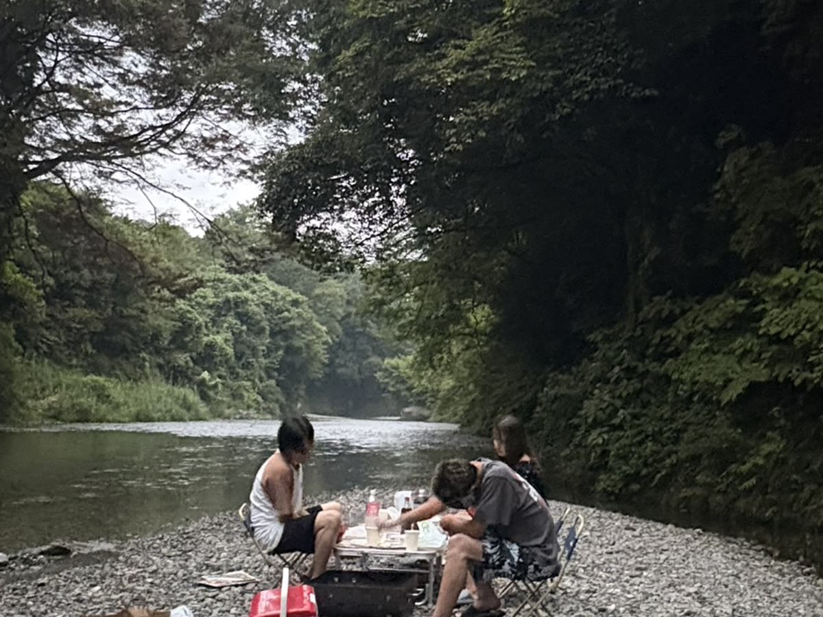 秋川の河原でバーベキューを楽しむ様子（お客様投稿）