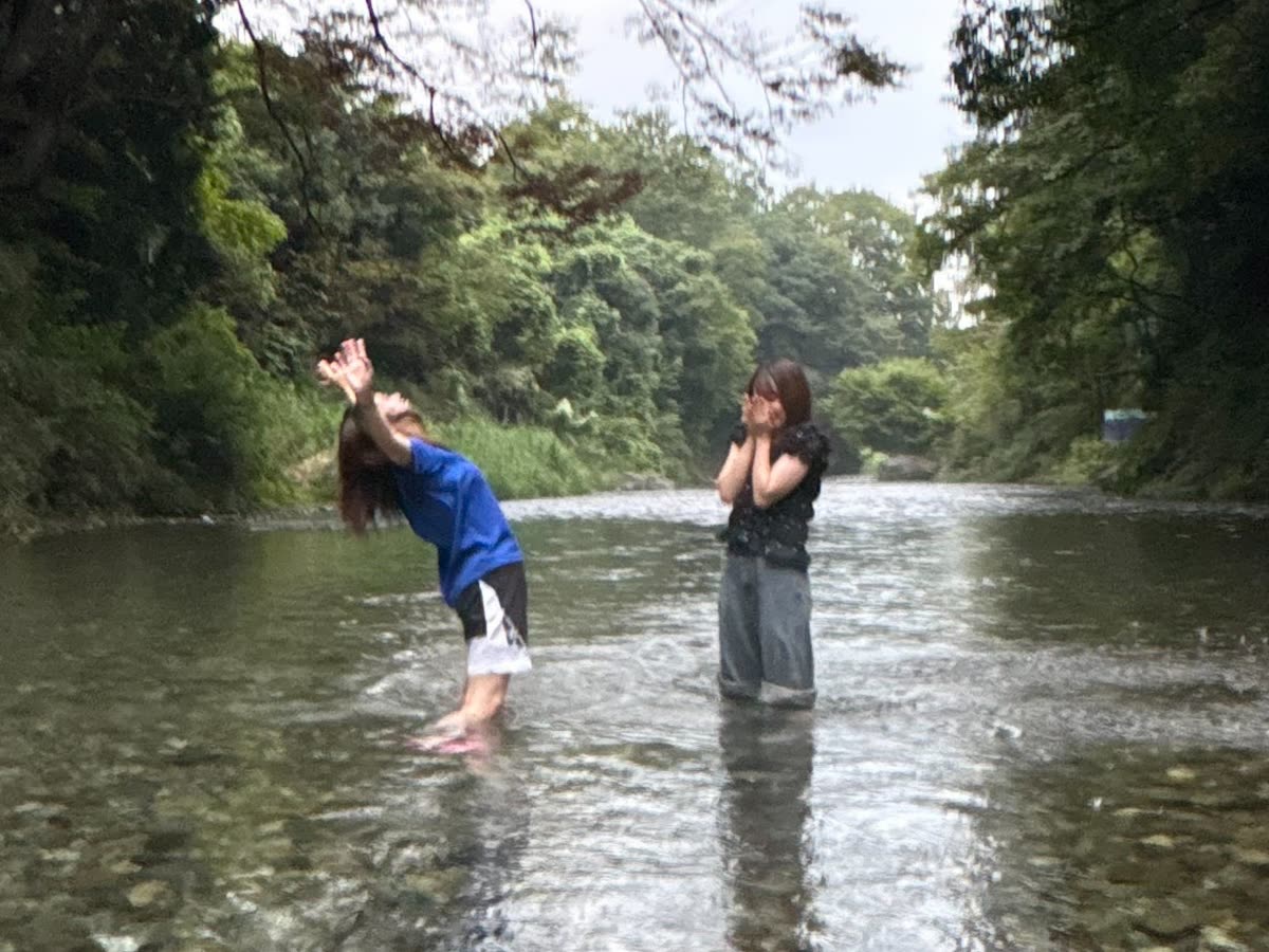 澄んだ川で水遊びを楽しむ様子（お客様投稿）